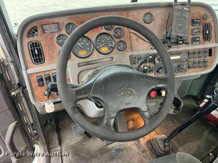 image for item DP2146 2009 Peterbilt 386  semi truck