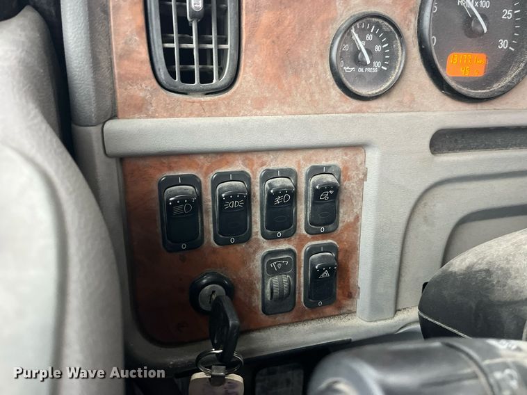 image for item DP2146 2009 Peterbilt 386  semi truck