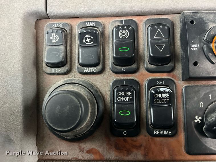 image for item DP2146 2009 Peterbilt 386  semi truck