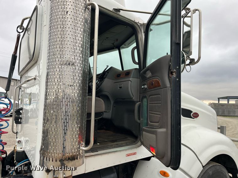 image for item DP2146 2009 Peterbilt 386  semi truck