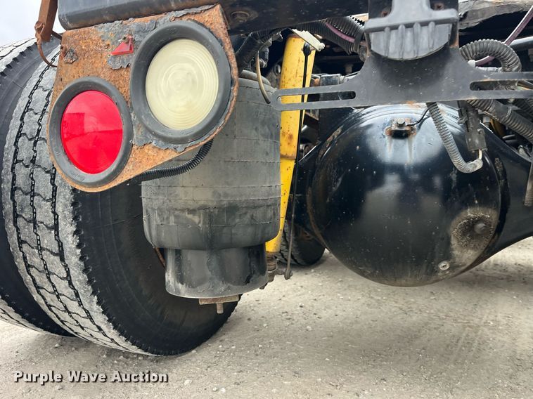 image for item DP2146 2009 Peterbilt 386  semi truck