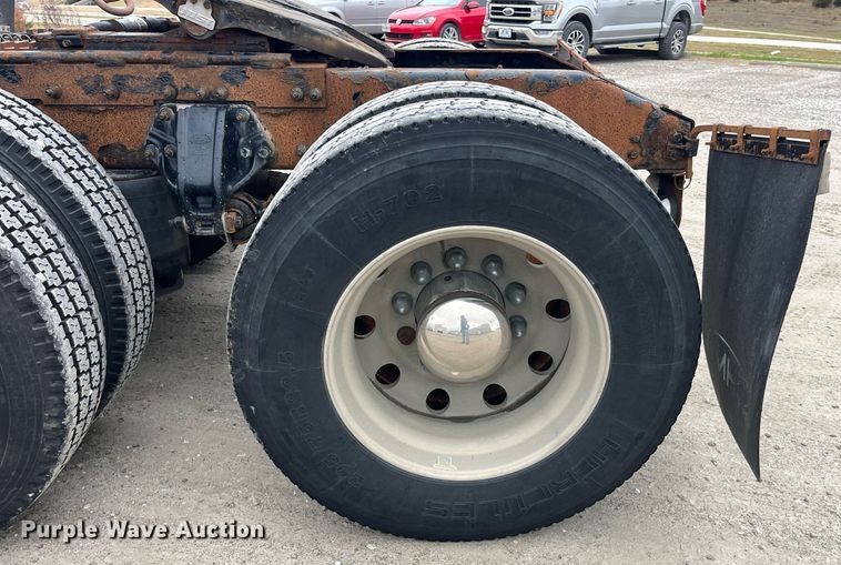 image for item DP2146 2009 Peterbilt 386  semi truck