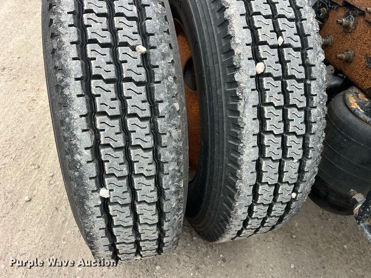 image for item DP2146 2009 Peterbilt 386  semi truck