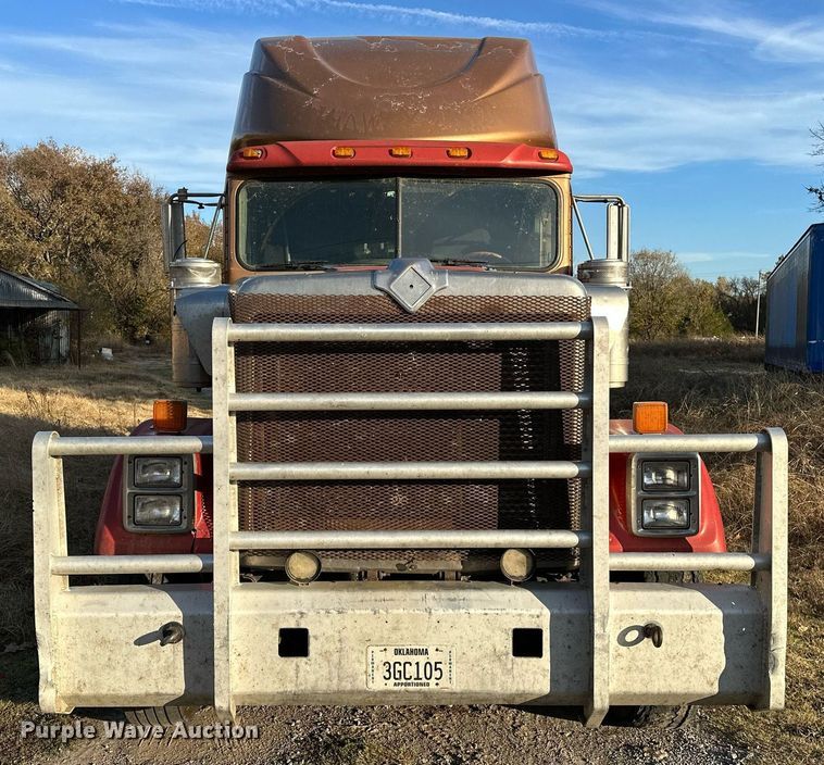 image for item DP3204 1999 International 9300  semi truck