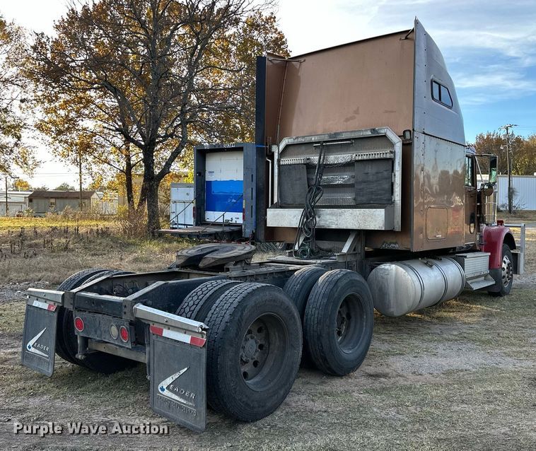 image for item DP3204 1999 International 9300  semi truck