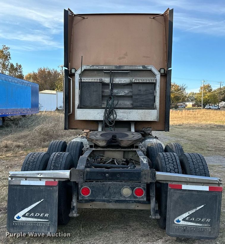 image for item DP3204 1999 International 9300  semi truck