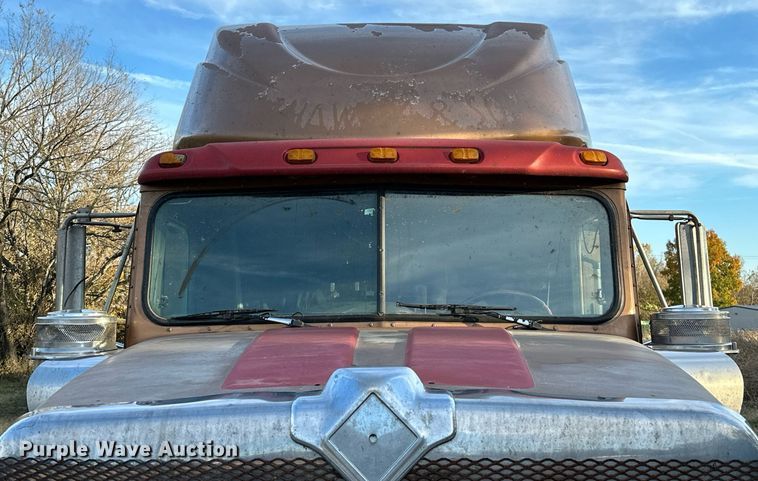 image for item DP3204 1999 International 9300  semi truck