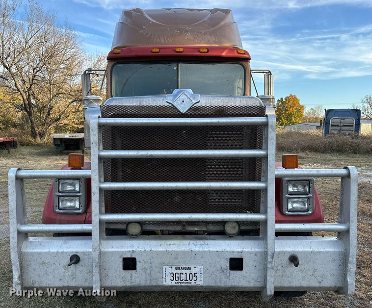 image for item DP3204 1999 International 9300  semi truck