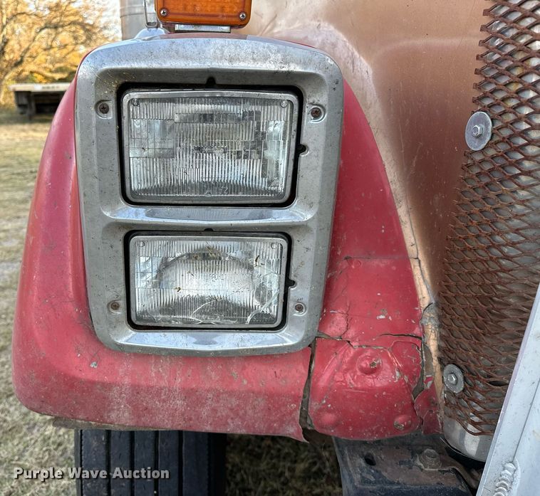 image for item DP3204 1999 International 9300  semi truck