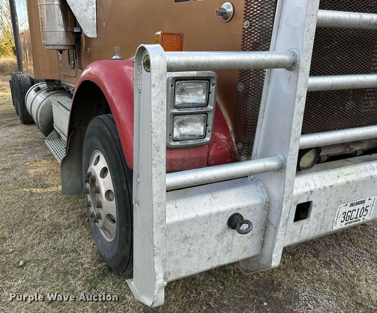 image for item DP3204 1999 International 9300  semi truck