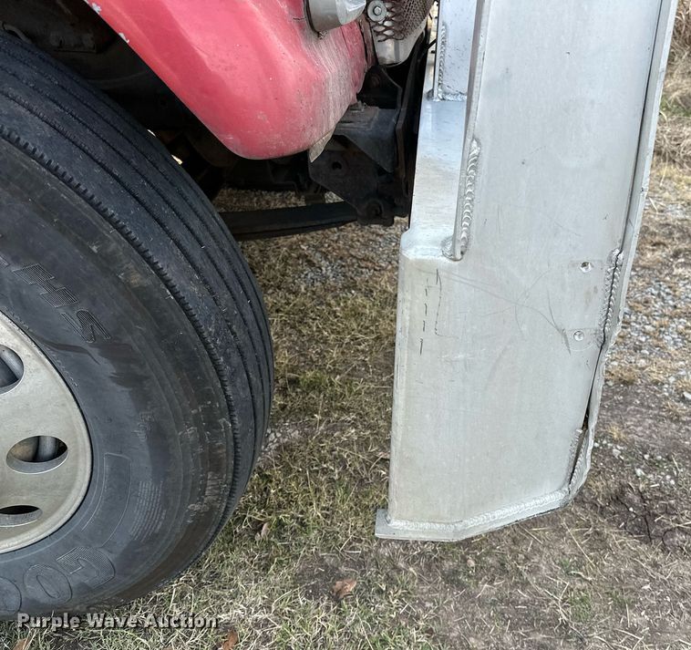 image for item DP3204 1999 International 9300  semi truck