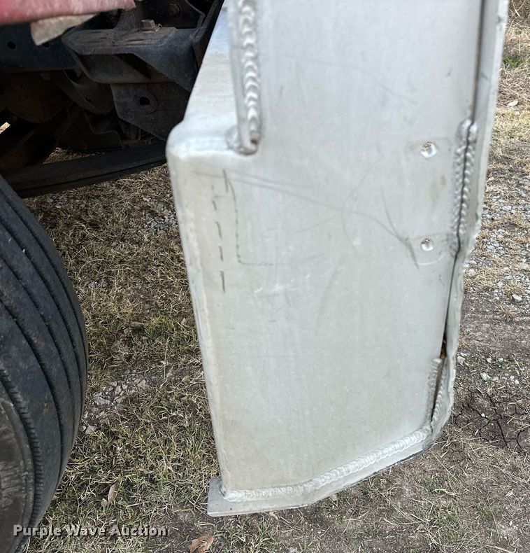 image for item DP3204 1999 International 9300  semi truck