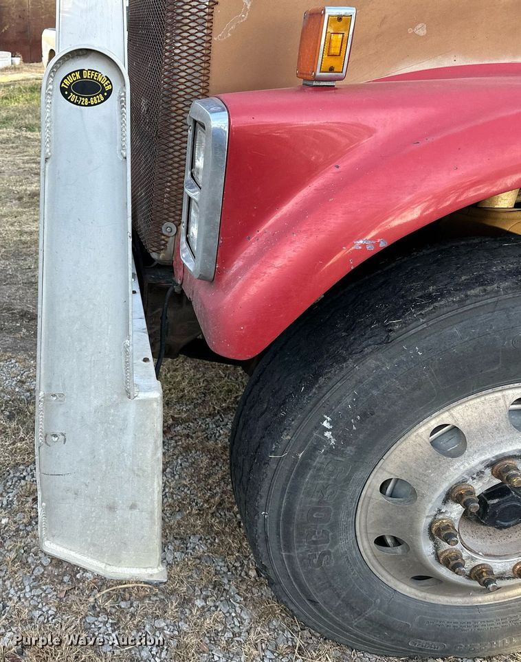 image for item DP3204 1999 International 9300  semi truck