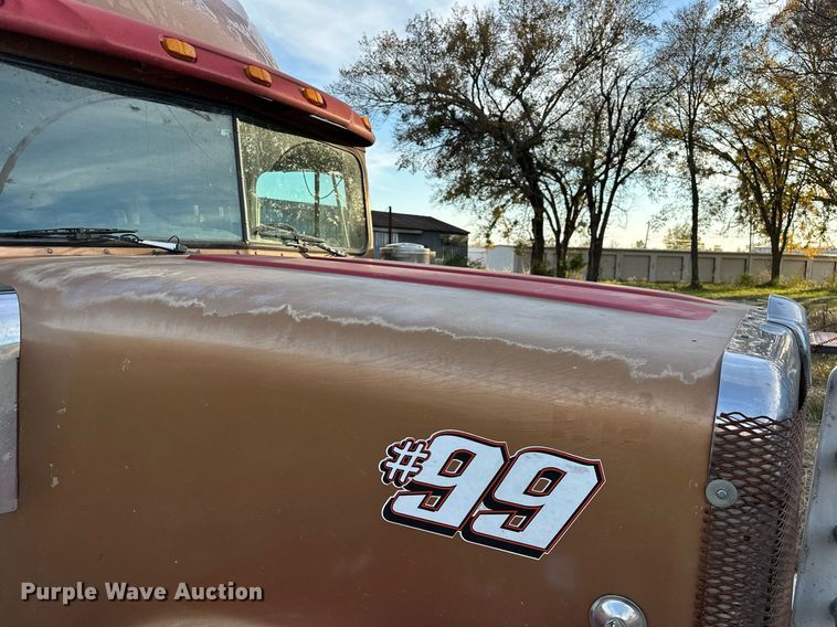 image for item DP3204 1999 International 9300  semi truck