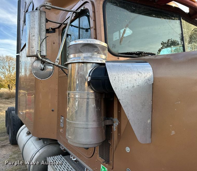 image for item DP3204 1999 International 9300  semi truck