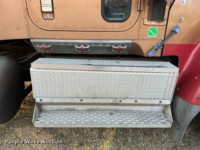 image for item DP3204 1999 International 9300  semi truck