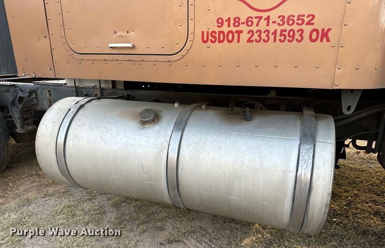 image for item DP3204 1999 International 9300  semi truck