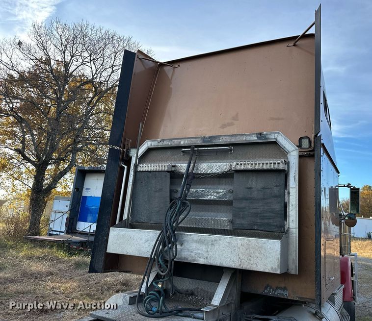 image for item DP3204 1999 International 9300  semi truck