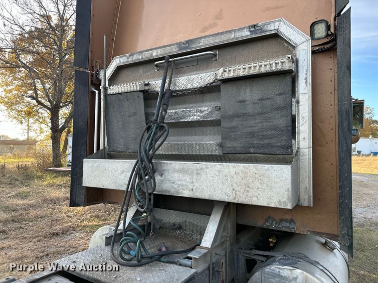 image for item DP3204 1999 International 9300  semi truck