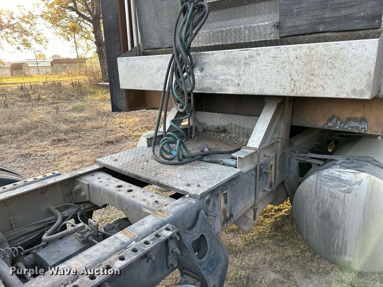 image for item DP3204 1999 International 9300  semi truck