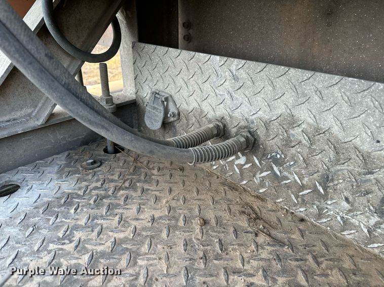 image for item DP3204 1999 International 9300  semi truck