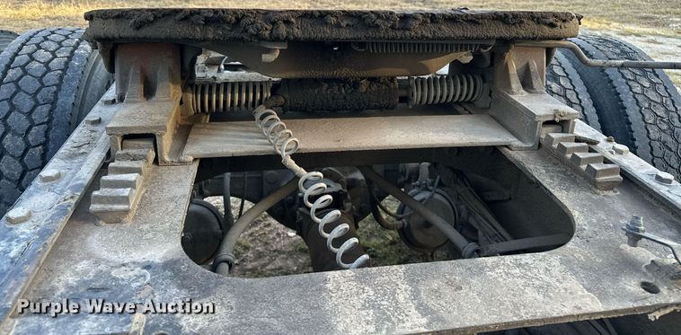 image for item DP3204 1999 International 9300  semi truck