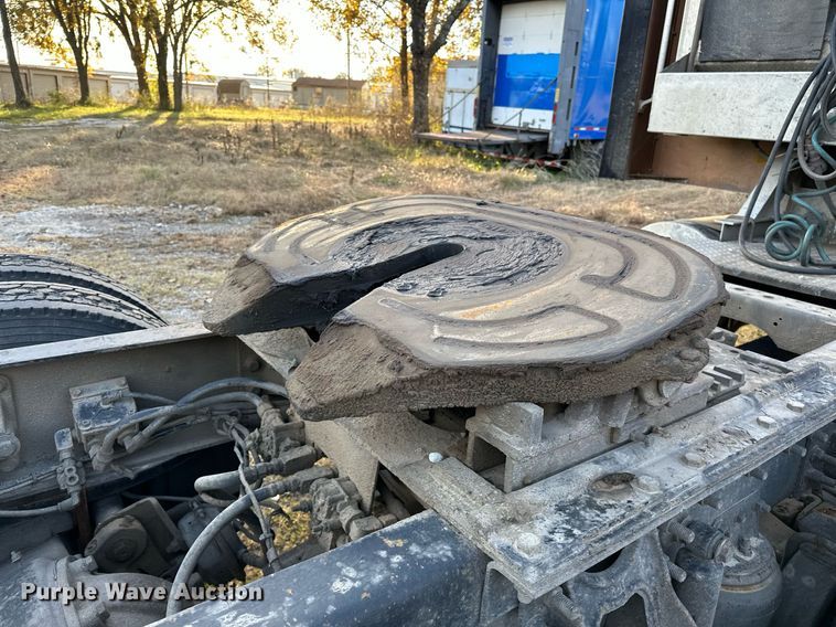 image for item DP3204 1999 International 9300  semi truck