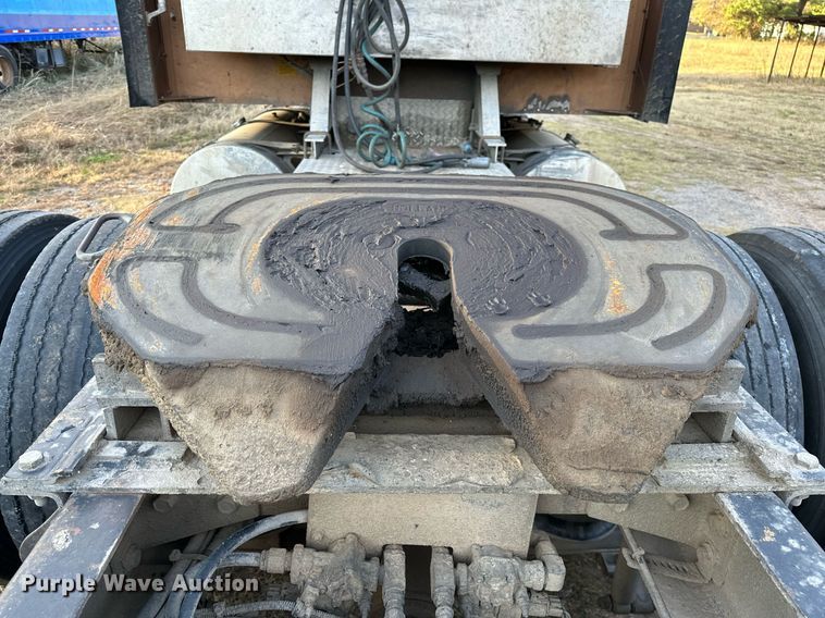 image for item DP3204 1999 International 9300  semi truck