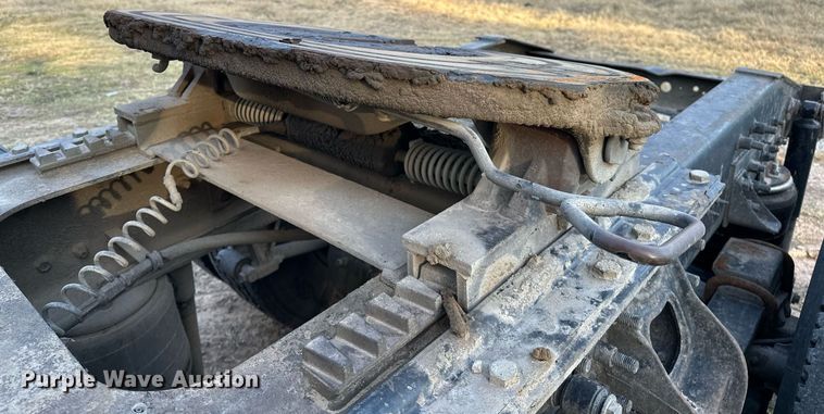 image for item DP3204 1999 International 9300  semi truck