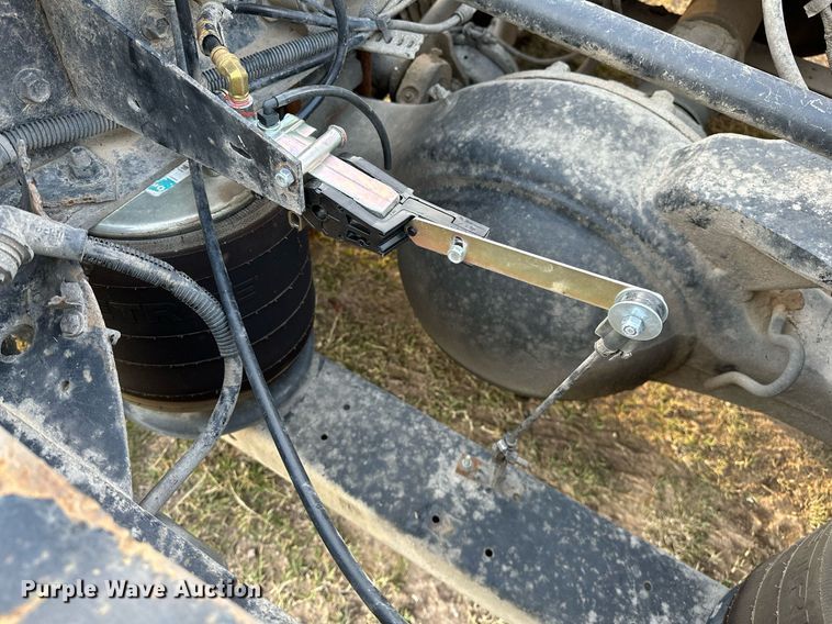 image for item DP3204 1999 International 9300  semi truck