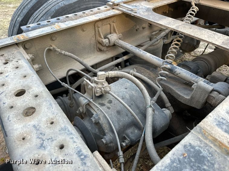 image for item DP3204 1999 International 9300  semi truck