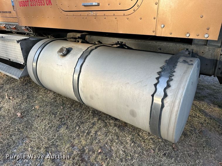 image for item DP3204 1999 International 9300  semi truck