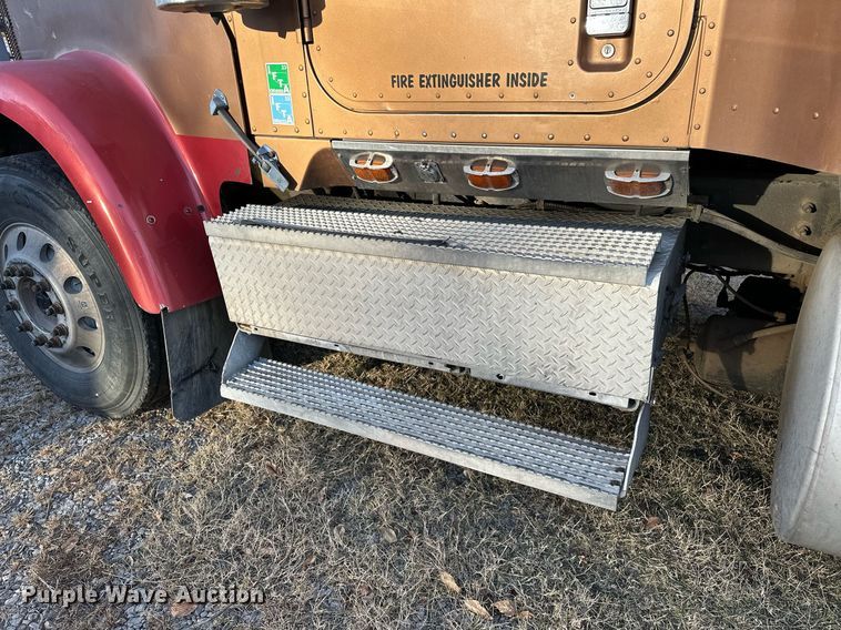 image for item DP3204 1999 International 9300  semi truck