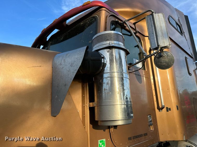 image for item DP3204 1999 International 9300  semi truck