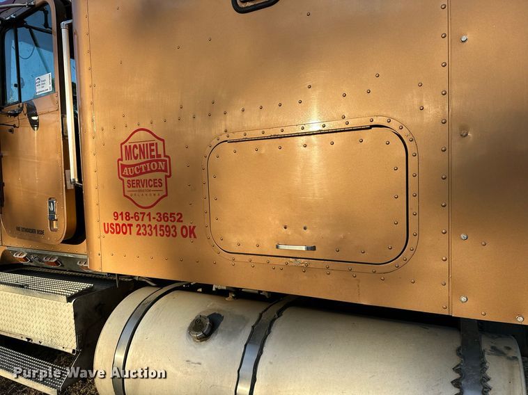 image for item DP3204 1999 International 9300  semi truck