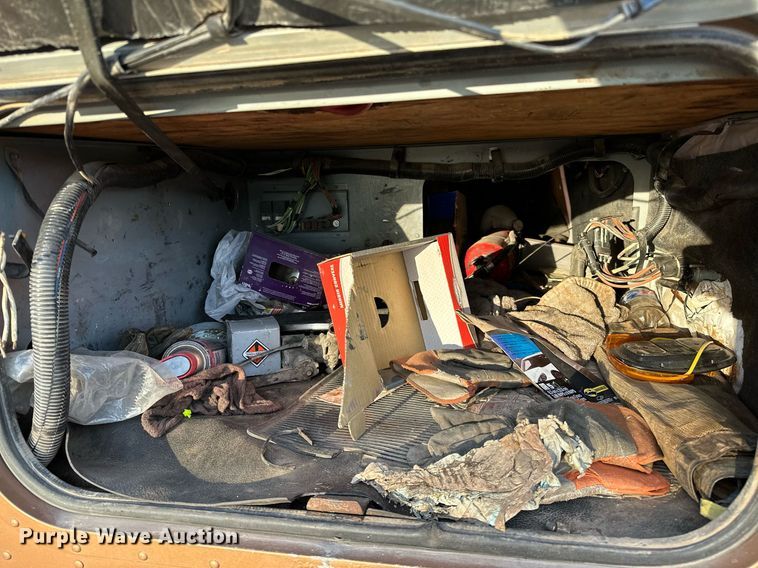 image for item DP3204 1999 International 9300  semi truck