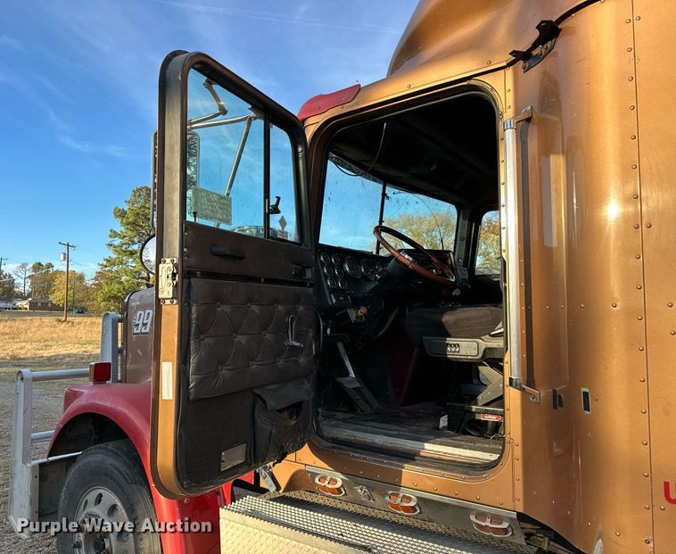 image for item DP3204 1999 International 9300  semi truck