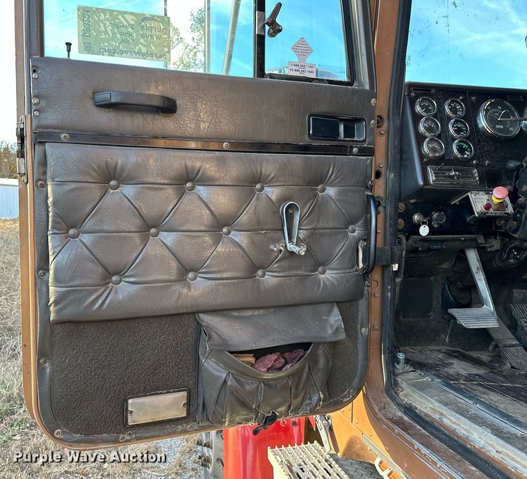 image for item DP3204 1999 International 9300  semi truck