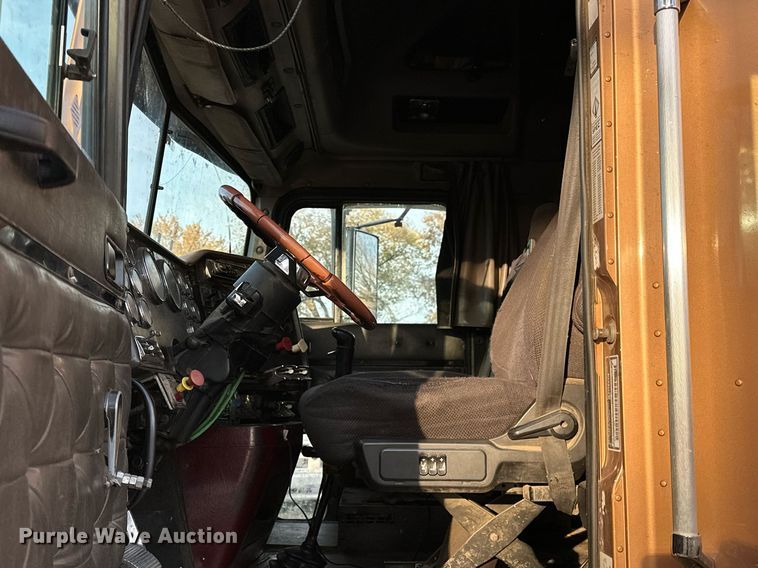 image for item DP3204 1999 International 9300  semi truck