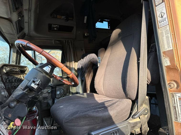 image for item DP3204 1999 International 9300  semi truck