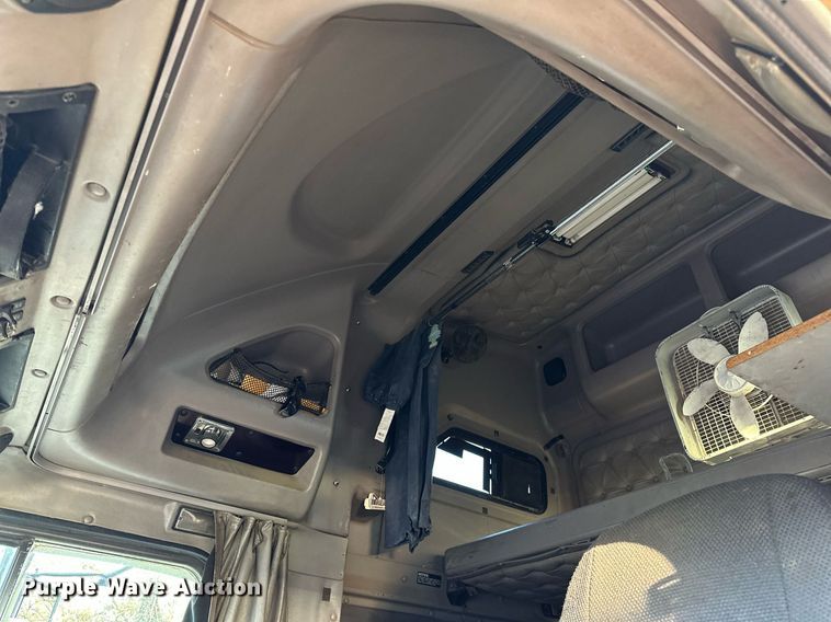 image for item DP3204 1999 International 9300  semi truck