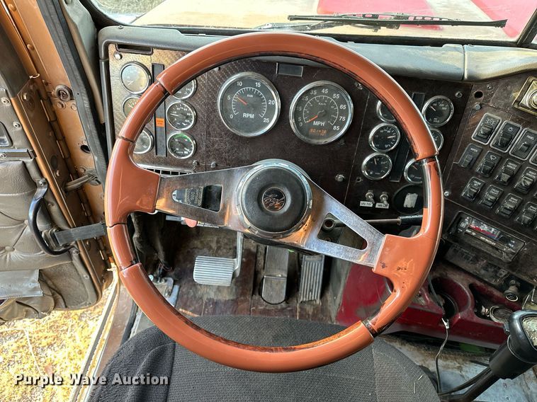 image for item DP3204 1999 International 9300  semi truck