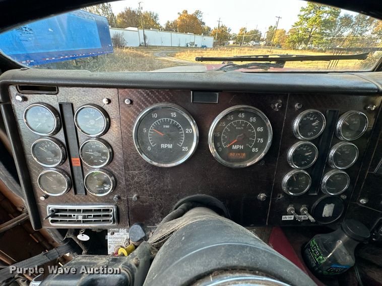 image for item DP3204 1999 International 9300  semi truck