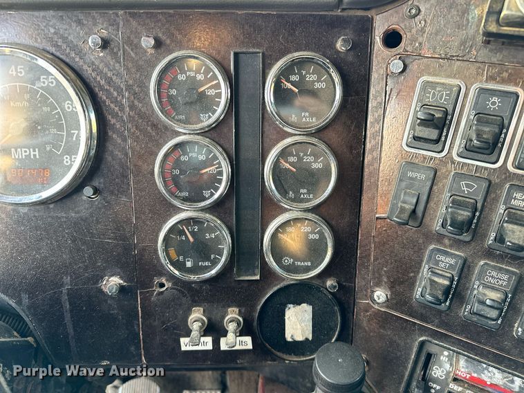 image for item DP3204 1999 International 9300  semi truck