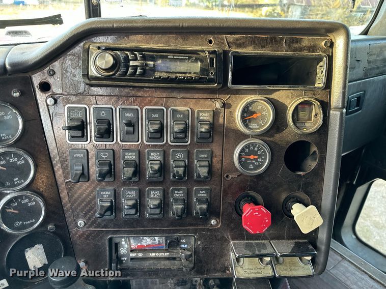 image for item DP3204 1999 International 9300  semi truck