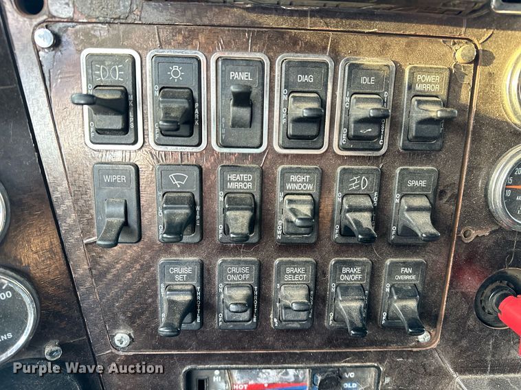 image for item DP3204 1999 International 9300  semi truck