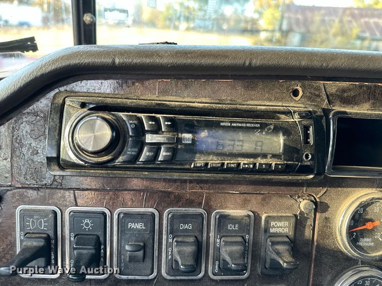 image for item DP3204 1999 International 9300  semi truck