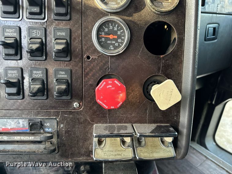 image for item DP3204 1999 International 9300  semi truck