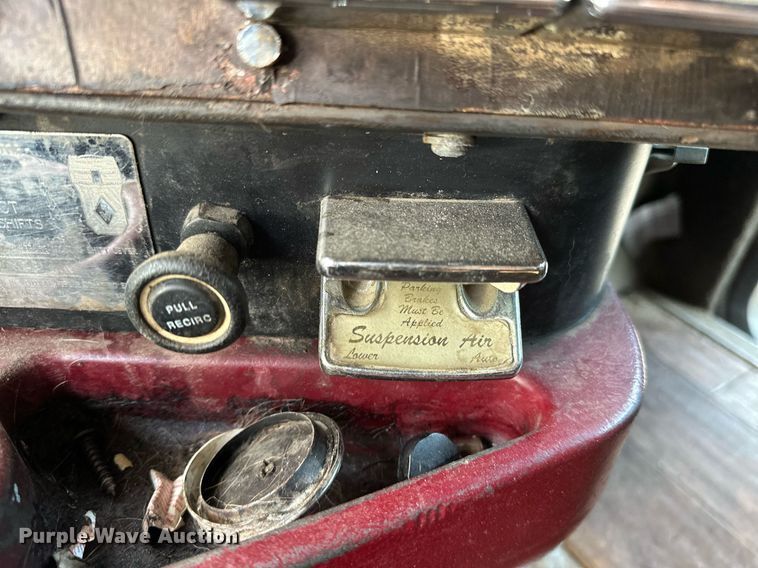 image for item DP3204 1999 International 9300  semi truck