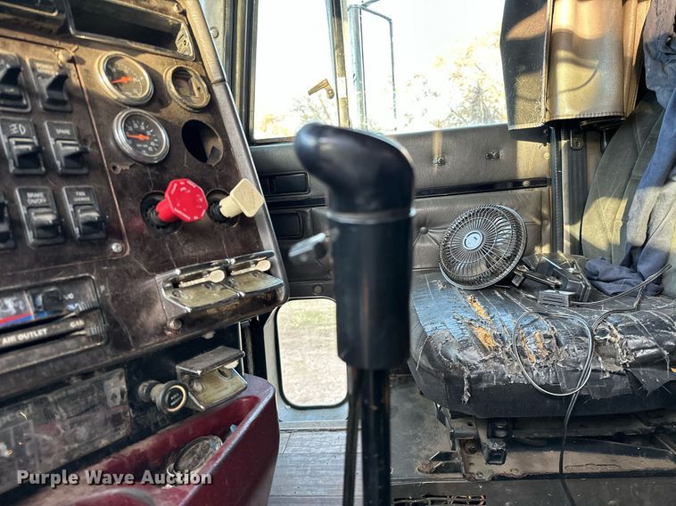 image for item DP3204 1999 International 9300  semi truck